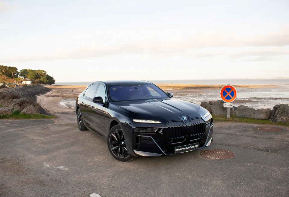 BMW i7 — photo 1